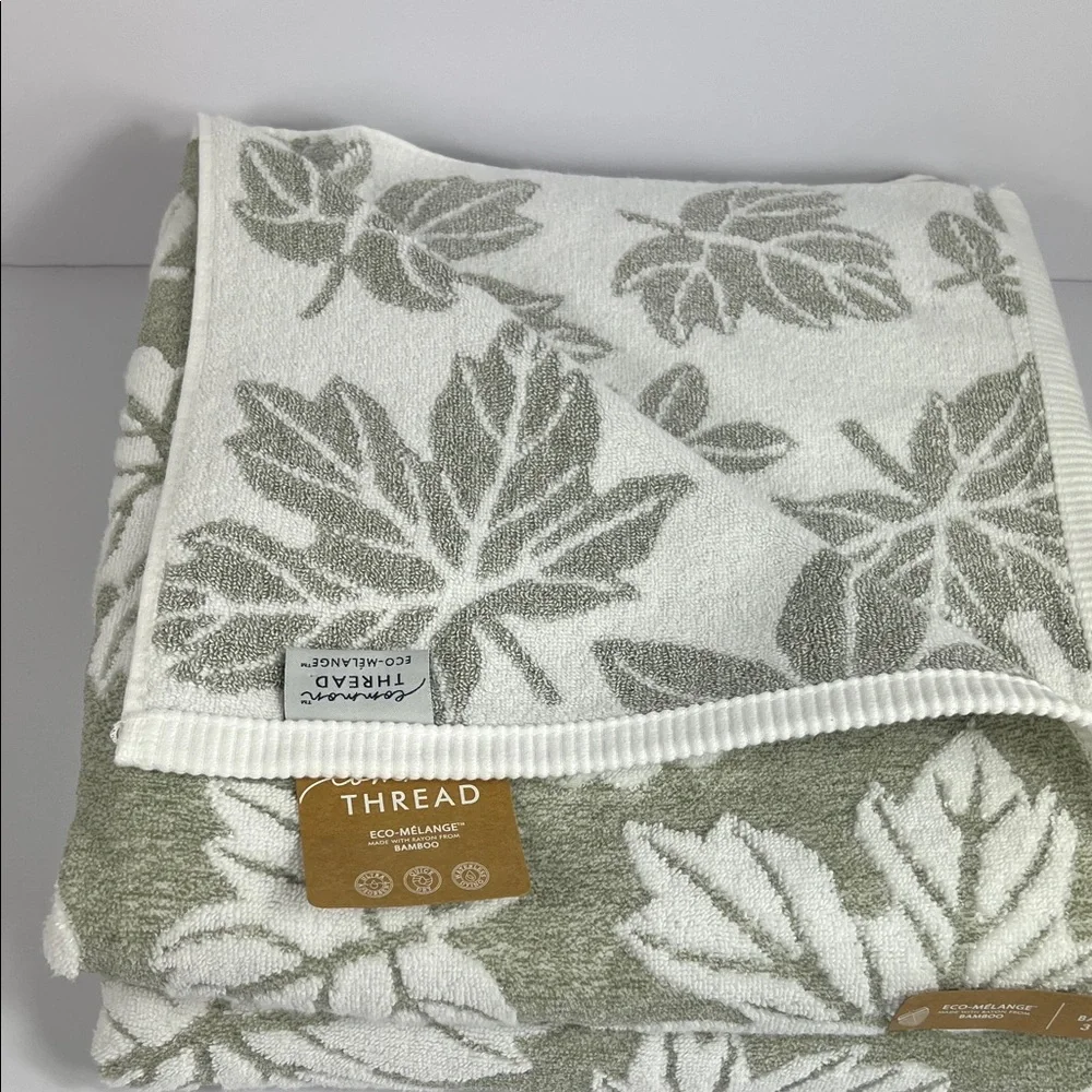Common Thread Bath Towels Bamboo Cotton Green White Leaf Pattern Set of 2 NEW